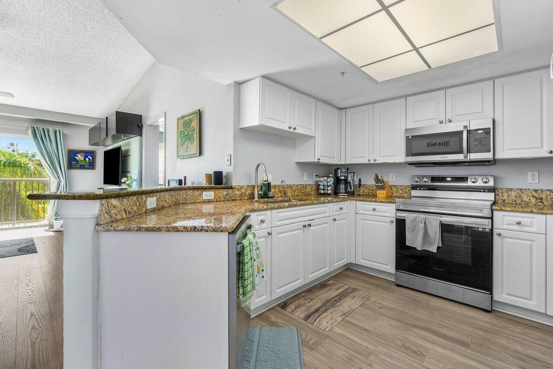 For Sale: $299,000 (2 beds, 2 baths, 1112 Square Feet)