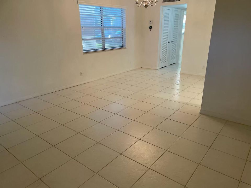 For Sale: $105,000 (1 beds, 1 baths, 760 Square Feet)