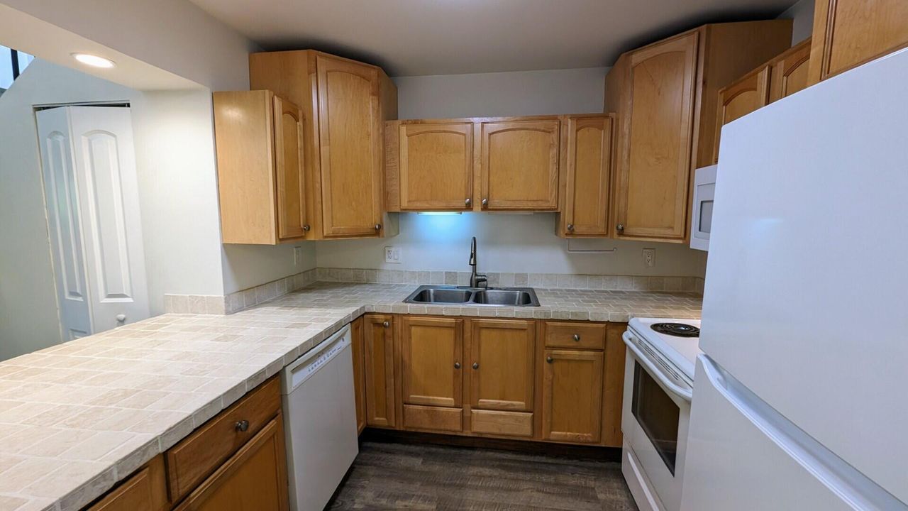 For Rent: $2,475 (2 beds, 2 baths, 1324 Square Feet)