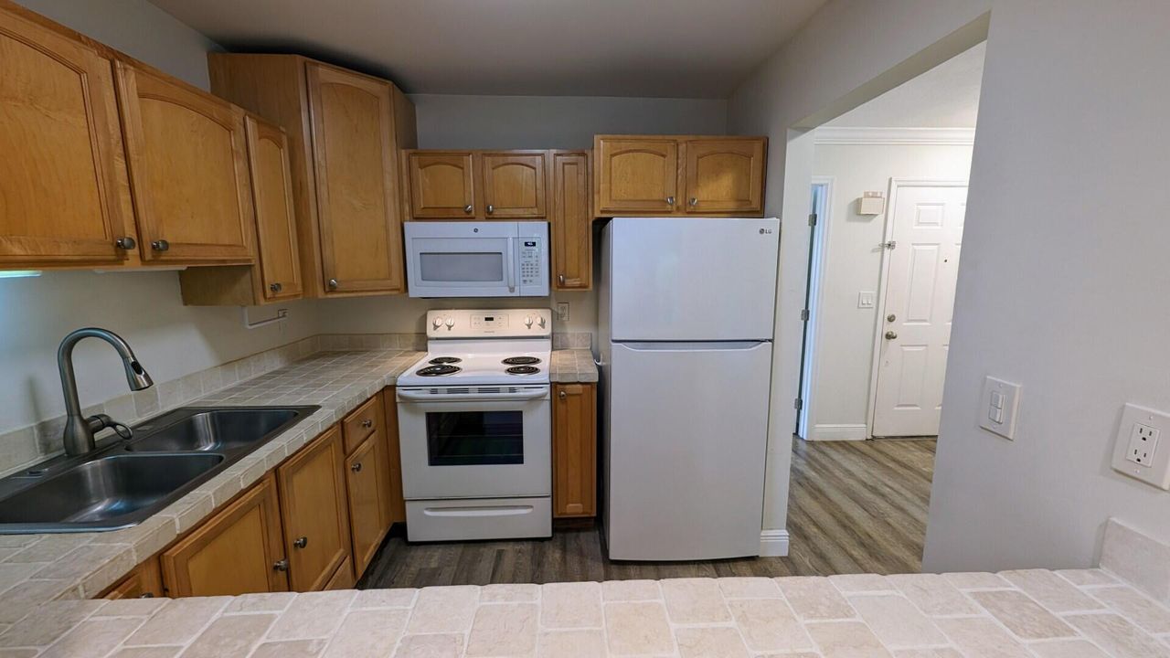 For Rent: $2,195 (2 beds, 2 baths, 1324 Square Feet)