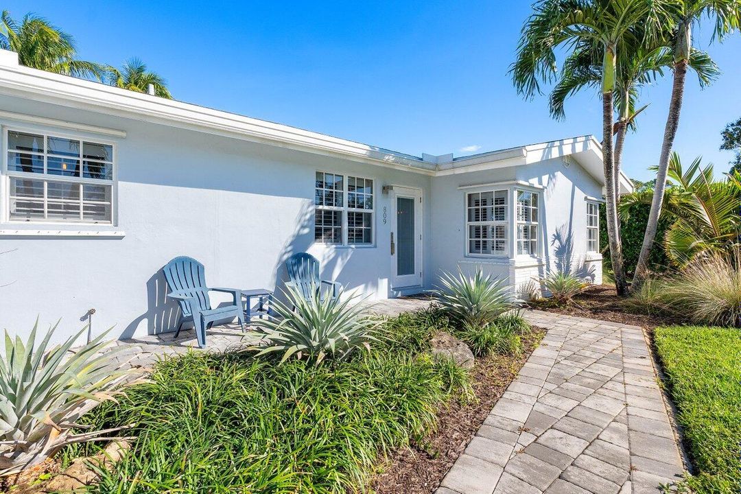 Active With Contract: $1,099,999 (3 beds, 2 baths, 2002 Square Feet)