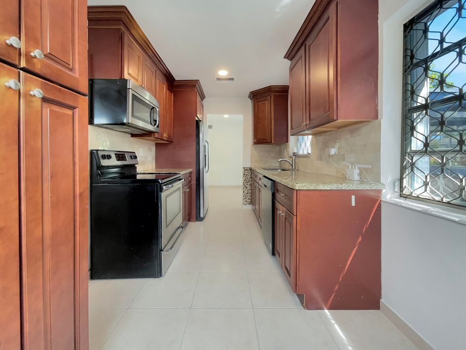 For Sale: $404,000 (2 beds, 1 baths, 951 Square Feet)