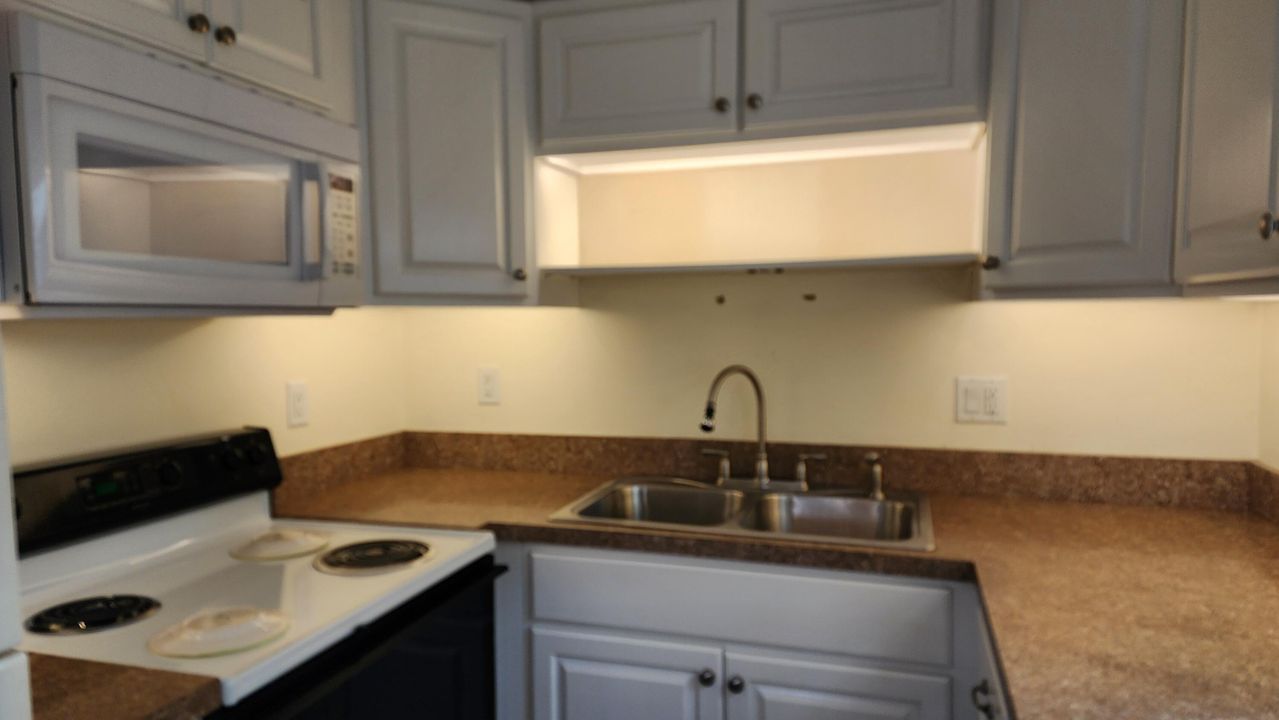 For Sale: $123,900 (1 beds, 1 baths, 814 Square Feet)