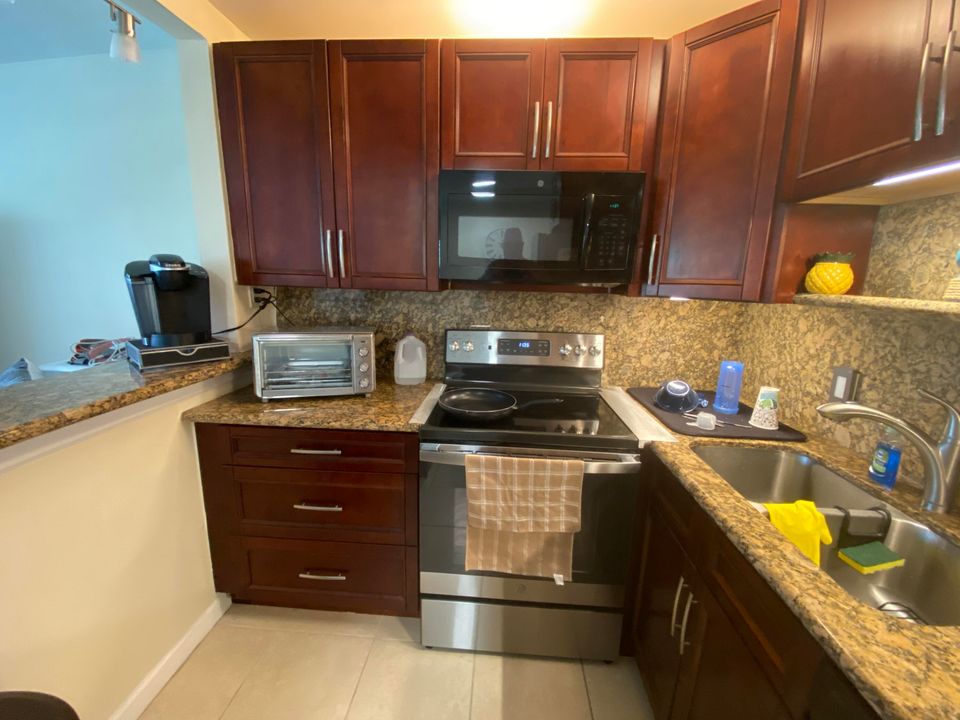 For Sale: $114,750 (1 beds, 1 baths, 646 Square Feet)