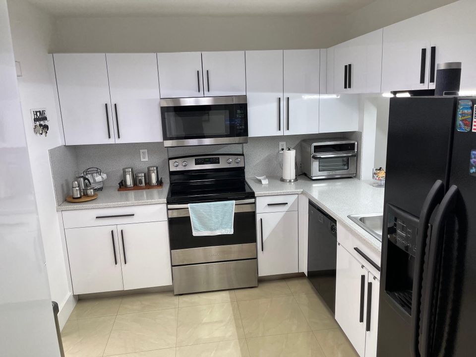 Active With Contract: $405,000 (2 beds, 2 baths, 1368 Square Feet)