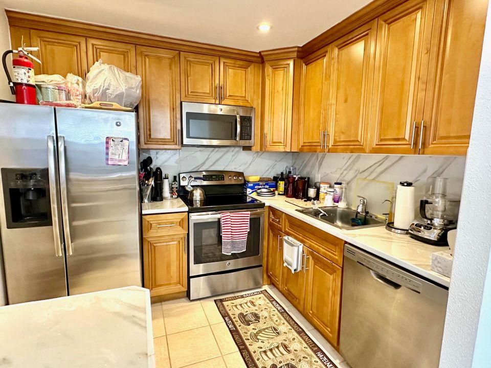 For Sale: $107,000 (1 beds, 1 baths, 720 Square Feet)