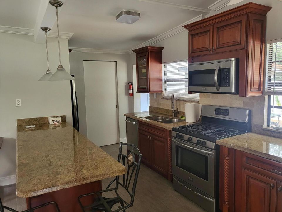 For Sale: $540,000 (1 beds, 1 baths, 686 Square Feet)
