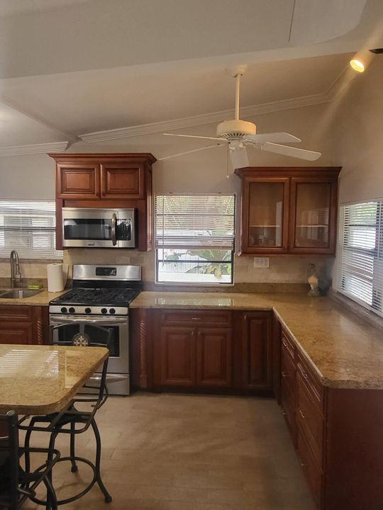 For Sale: $540,000 (1 beds, 1 baths, 686 Square Feet)