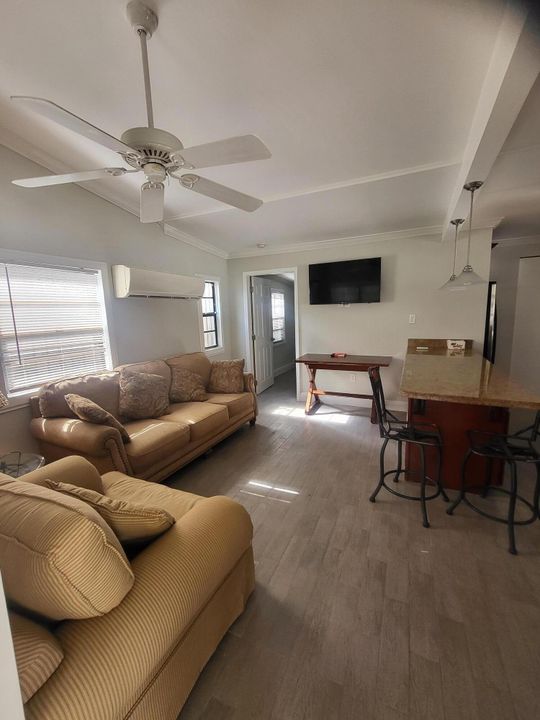 For Sale: $540,000 (1 beds, 1 baths, 686 Square Feet)