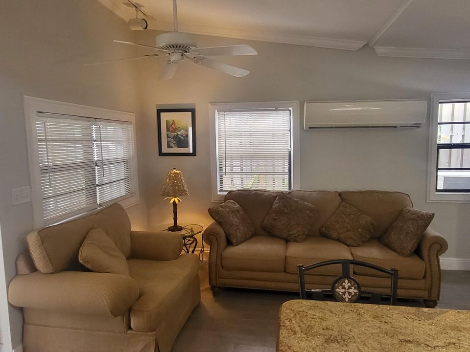 For Sale: $540,000 (1 beds, 1 baths, 686 Square Feet)