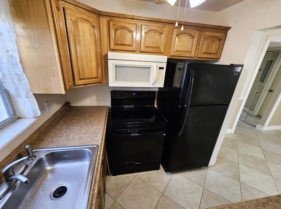 For Sale: $108,888 (1 beds, 1 baths, 700 Square Feet)