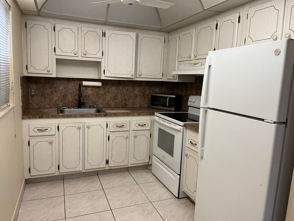 For Sale: $124,900 (2 beds, 2 baths, 880 Square Feet)