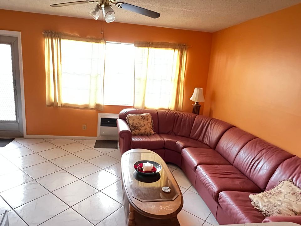 For Sale: $105,900 (1 beds, 1 baths, 646 Square Feet)