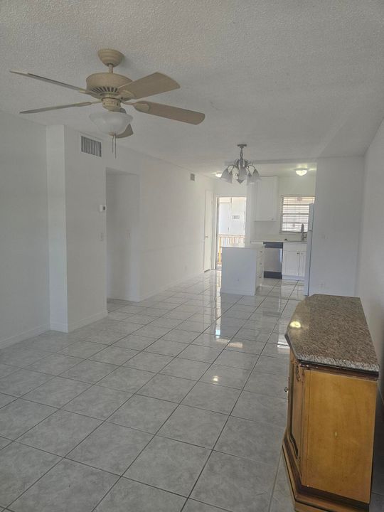 For Rent: $1,750 (2 beds, 1 baths, 767 Square Feet)
