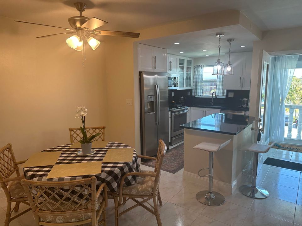 For Sale: $259,999 (2 beds, 2 baths, 960 Square Feet)