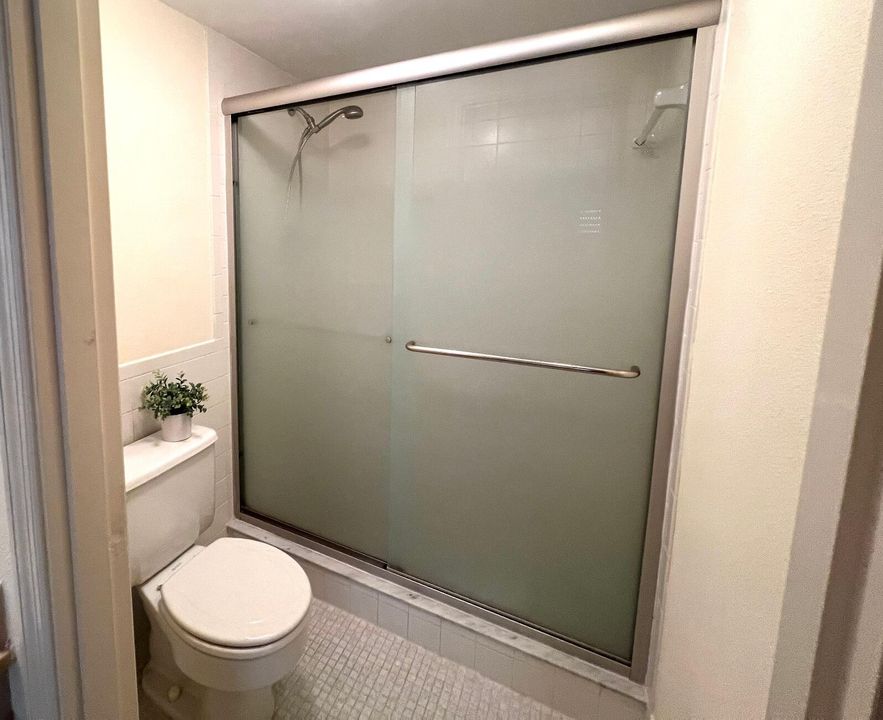 待售: $247,000 (2 贝兹, 2 浴室, 1054 平方英尺)