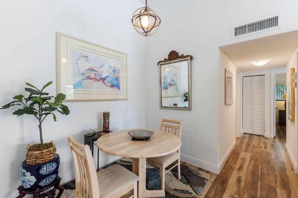 Active With Contract: $2,800 (2 beds, 2 baths, 976 Square Feet)