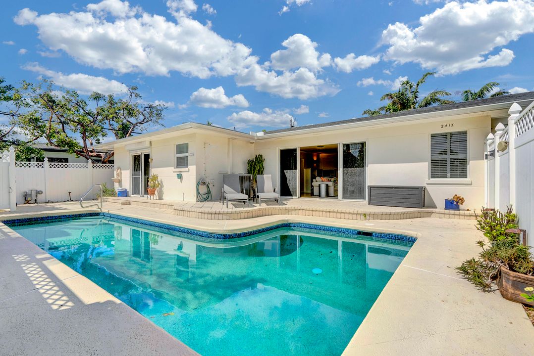 Active With Contract: $1,150,000 (3 beds, 3 baths, 2525 Square Feet)