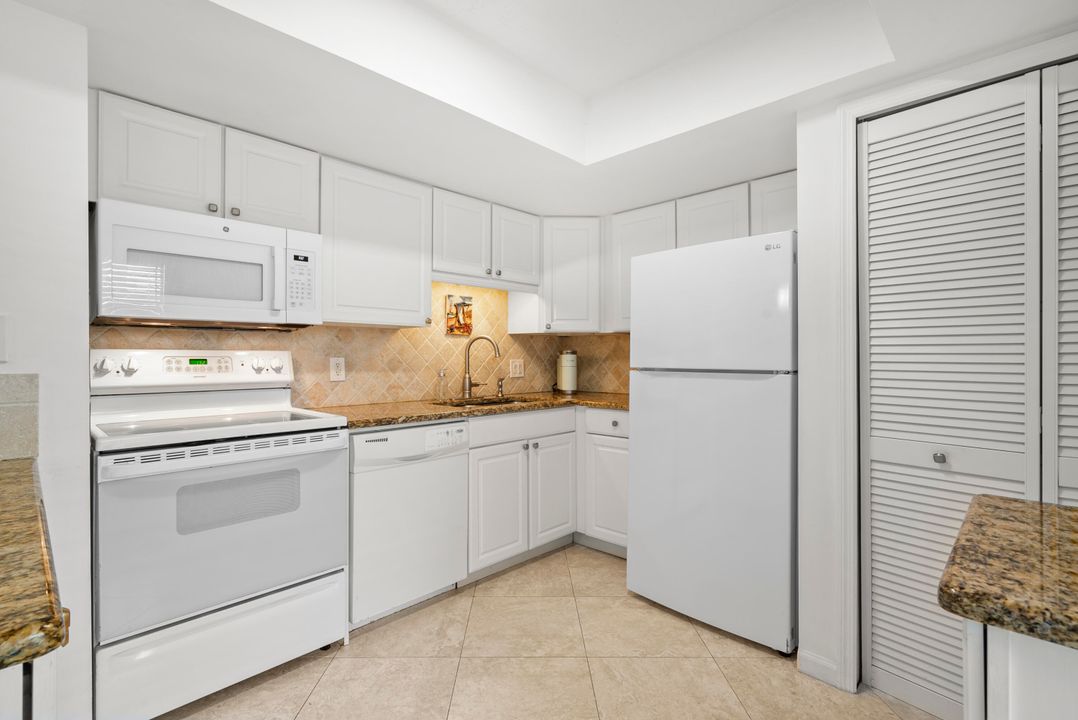 For Rent: $2,700 (1 beds, 1 baths, 884 Square Feet)
