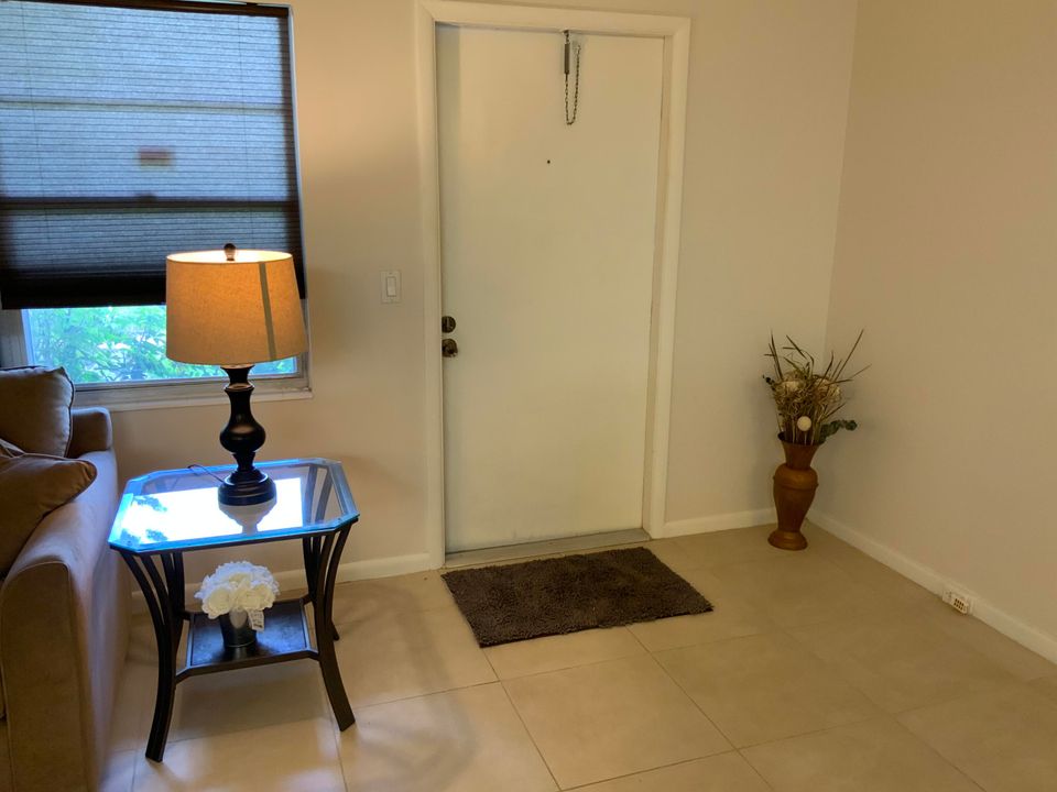 For Sale: $139,000 (1 beds, 1 baths, 715 Square Feet)