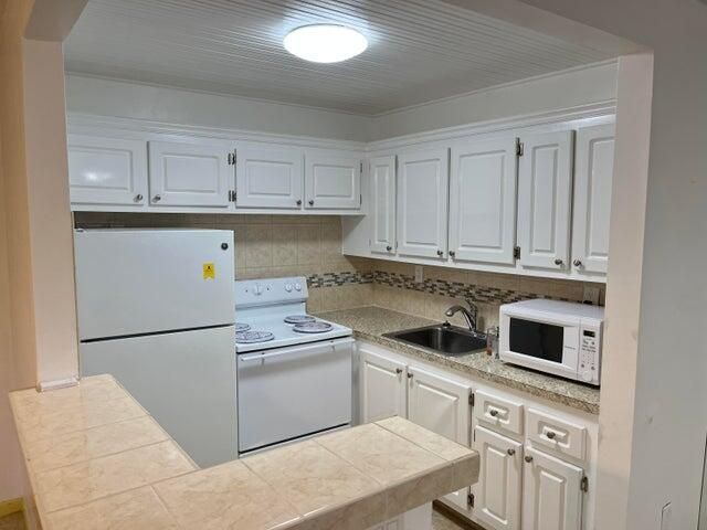 For Sale: $118,000 (1 beds, 1 baths, 684 Square Feet)
