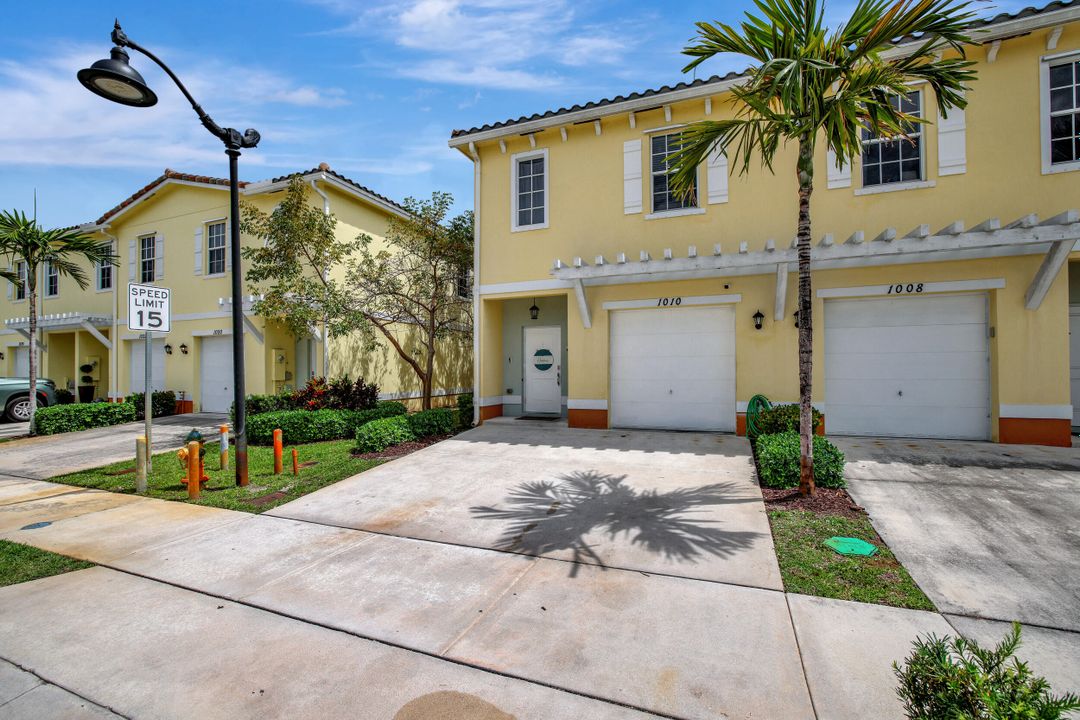 Active With Contract: $397,000 (3 beds, 2 baths, 1496 Square Feet)