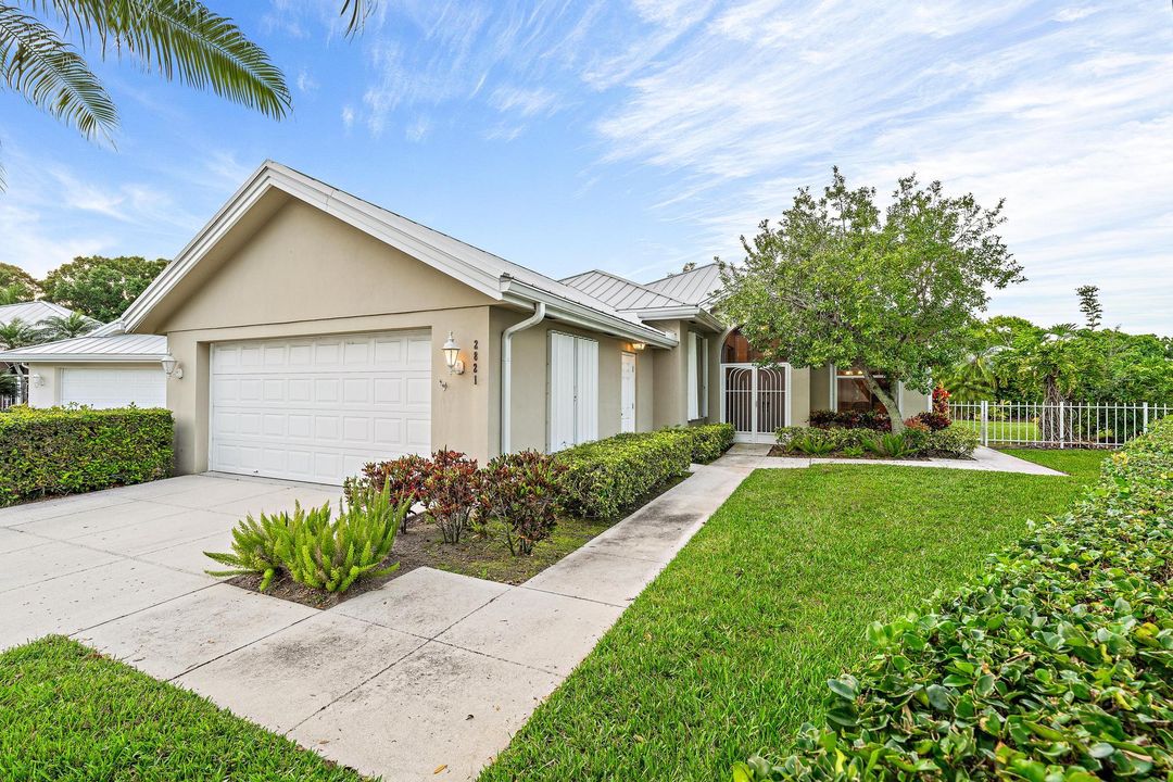 Active With Contract: $495,000 (3 beds, 2 baths, 1952 Square Feet)