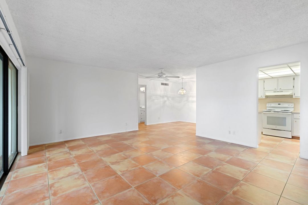 Active With Contract: $229,500 (2 beds, 2 baths, 1048 Square Feet)