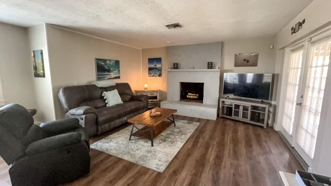 For Sale: $375,000 (2 beds, 1 baths, 1333 Square Feet)