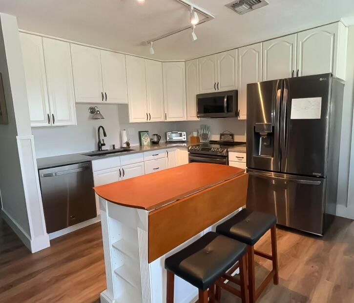 For Sale: $375,000 (2 beds, 1 baths, 1333 Square Feet)