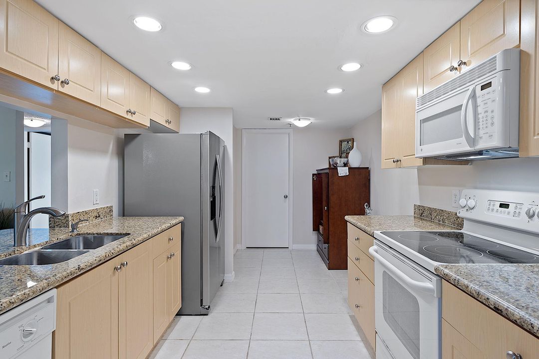 For Sale: $429,000 (2 beds, 2 baths, 1061 Square Feet)