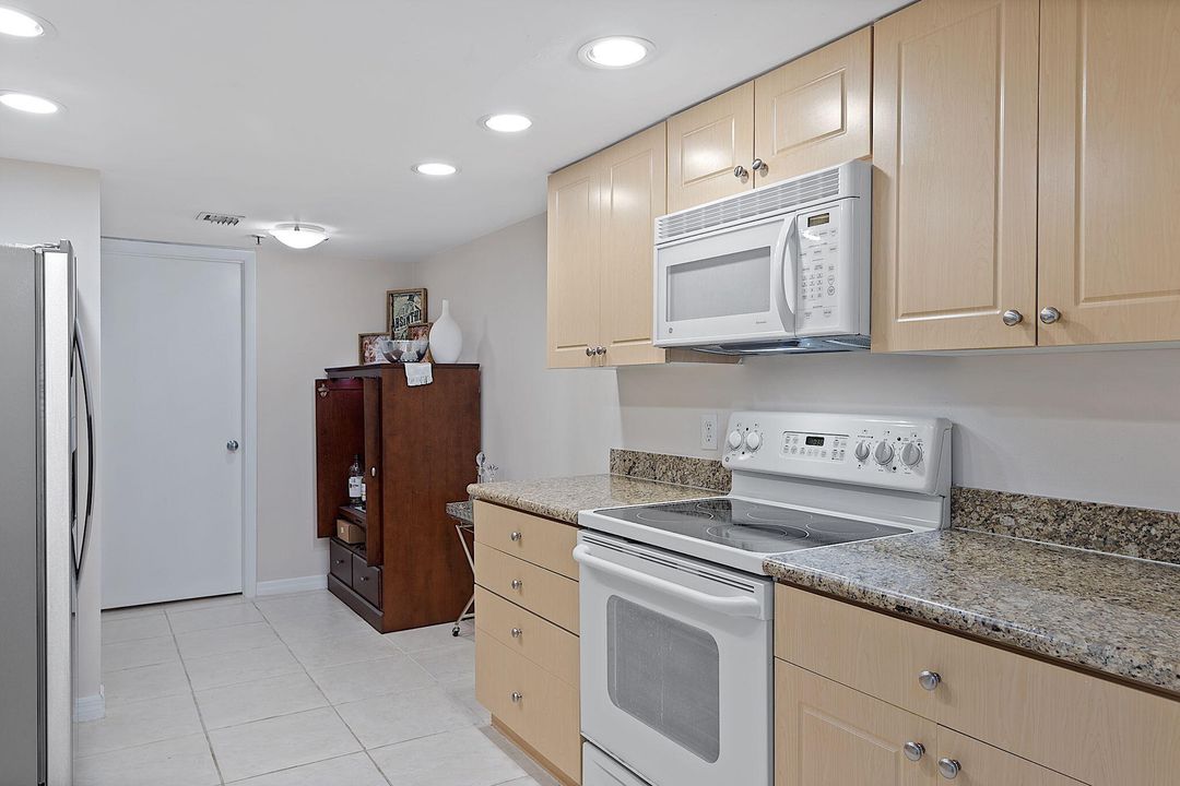 For Sale: $410,000 (2 beds, 2 baths, 1061 Square Feet)