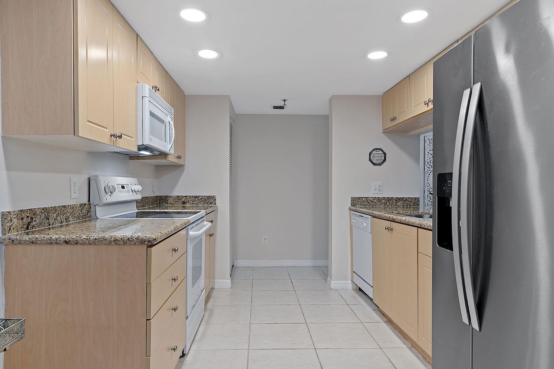 For Sale: $429,000 (2 beds, 2 baths, 1061 Square Feet)