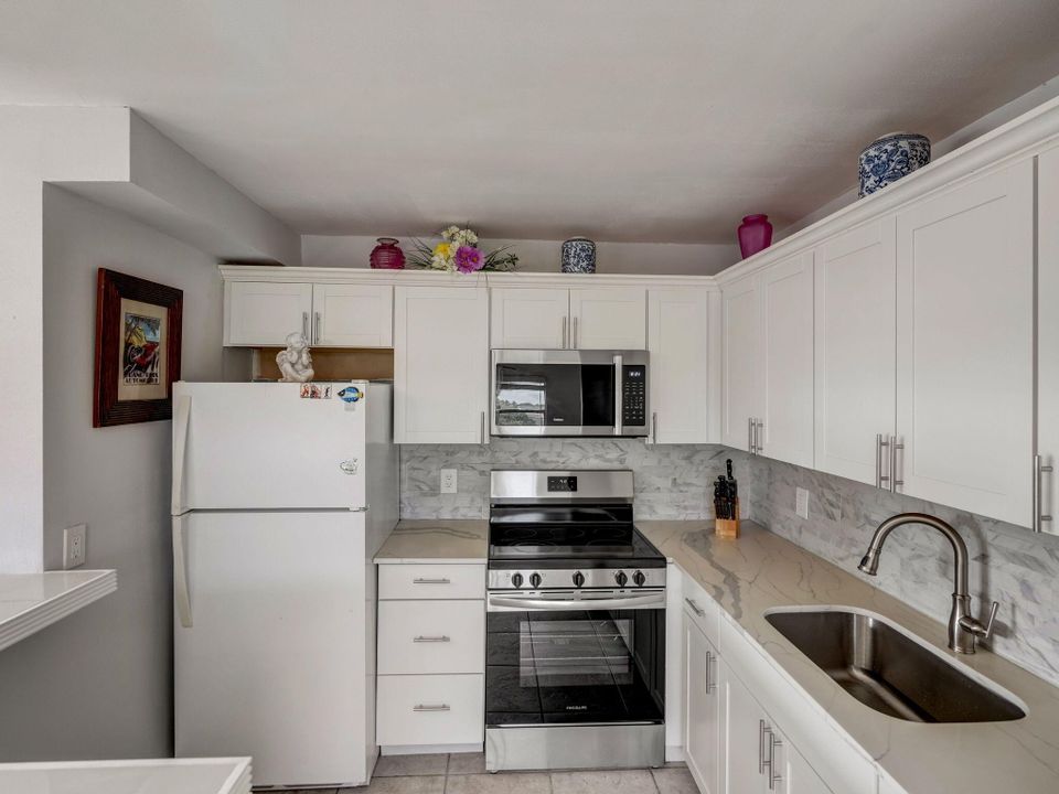 For Sale: $126,000 (1 beds, 1 baths, 720 Square Feet)