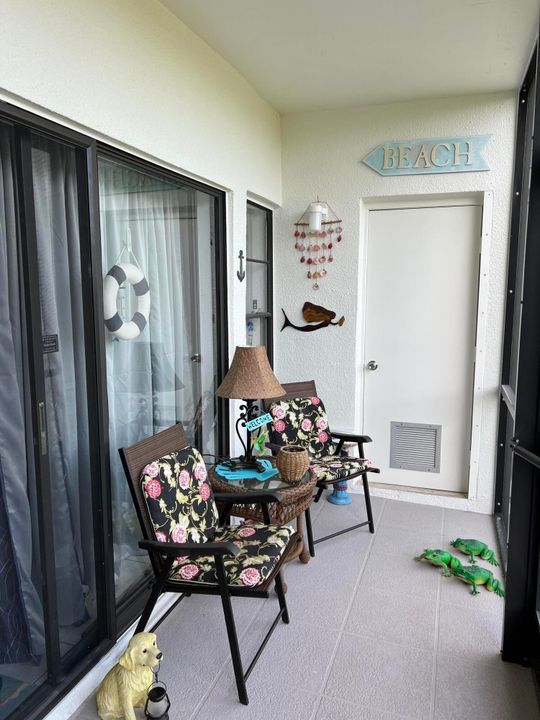 Active With Contract: $1,500 (1 beds, 1 baths, 935 Square Feet)