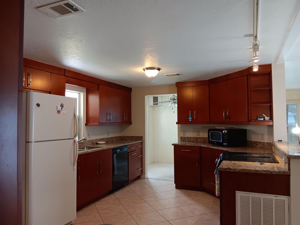 Active With Contract: $239,900 (2 beds, 2 baths, 1167 Square Feet)