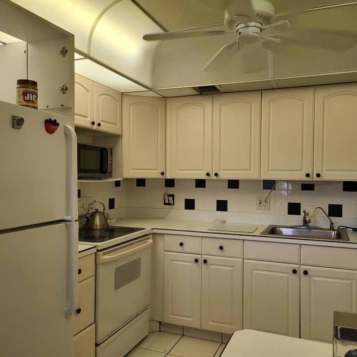 For Sale: $175,000 (2 beds, 2 baths, 874 Square Feet)