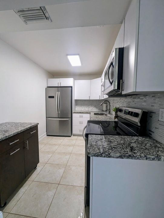 For Sale: $188,900 (1 beds, 1 baths, 800 Square Feet)