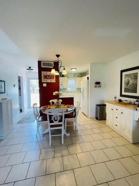 Active With Contract: $122,500 (1 beds, 1 baths, 819 Square Feet)