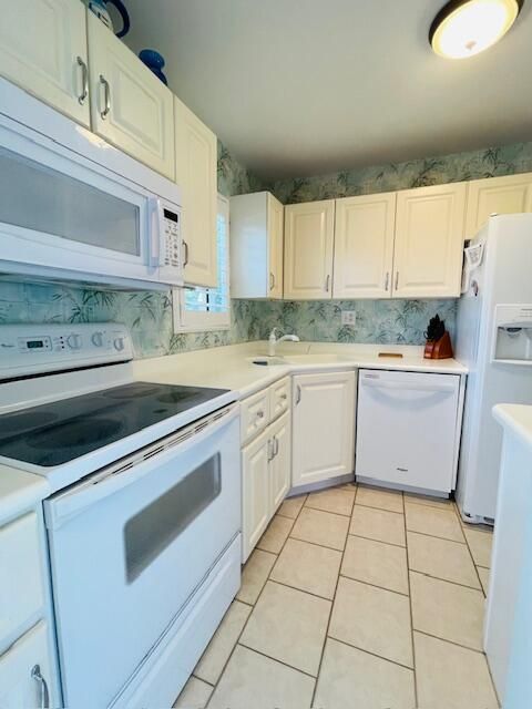 Active With Contract: $122,500 (1 beds, 1 baths, 819 Square Feet)