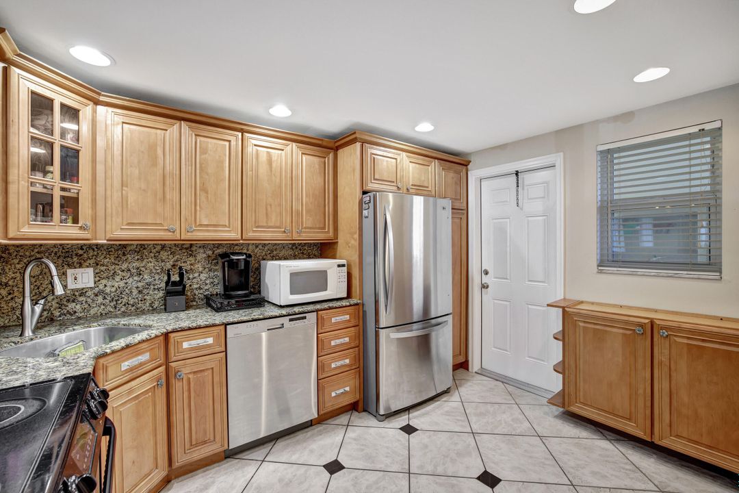 For Sale: $320,000 (2 beds, 2 baths, 912 Square Feet)