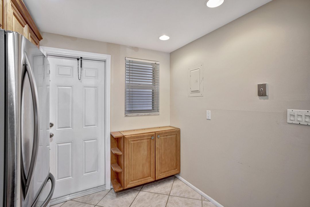 For Sale: $320,000 (2 beds, 2 baths, 912 Square Feet)