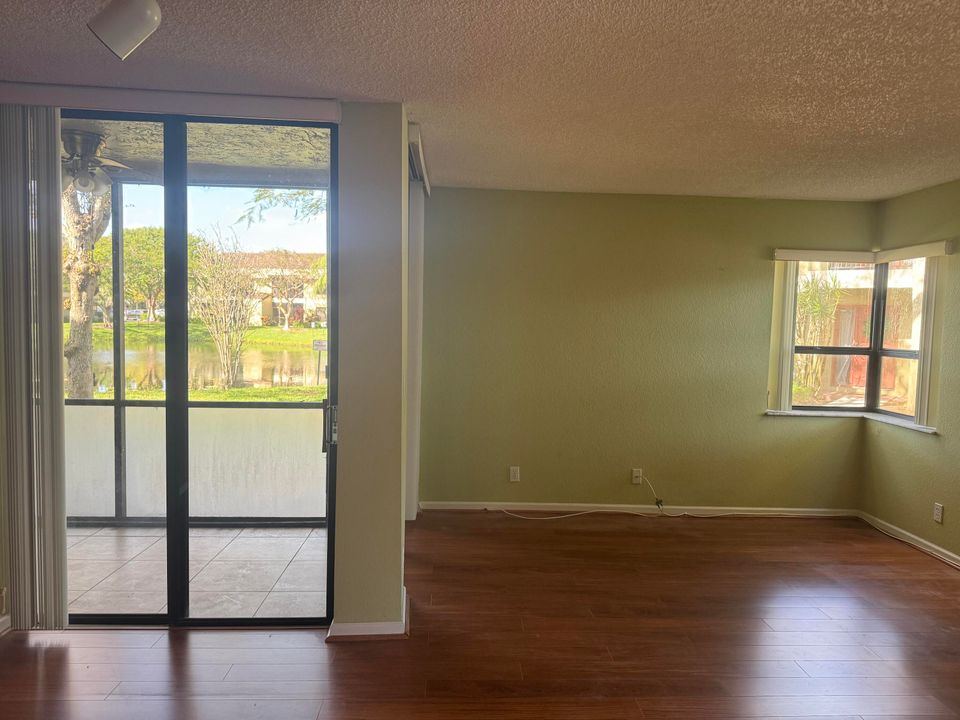 Active With Contract: $1,700 (1 beds, 1 baths, 718 Square Feet)