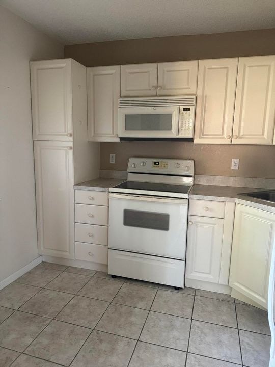 Active With Contract: $1,700 (1 beds, 1 baths, 718 Square Feet)