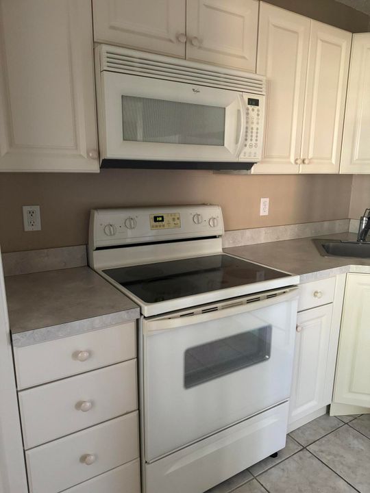 Active With Contract: $1,700 (1 beds, 1 baths, 718 Square Feet)