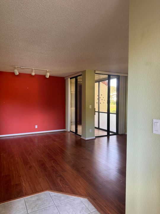 Active With Contract: $1,700 (1 beds, 1 baths, 718 Square Feet)