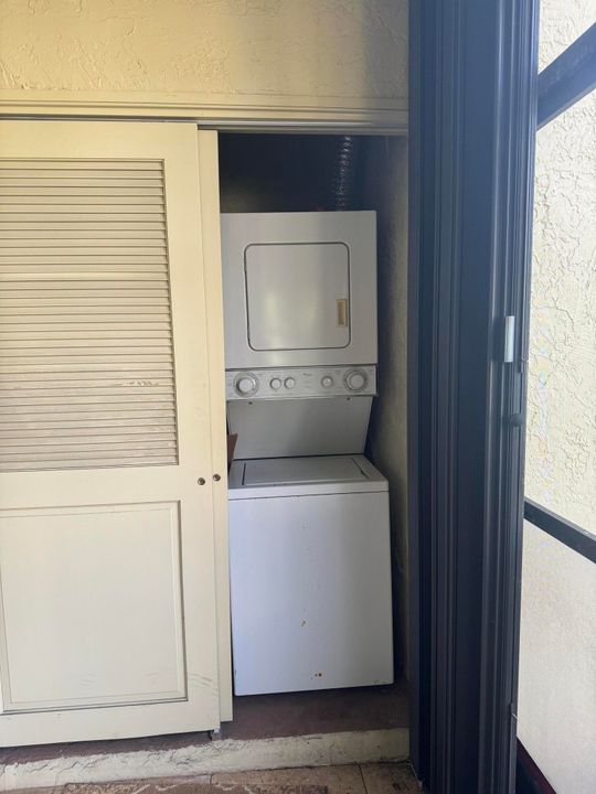 Active With Contract: $1,700 (1 beds, 1 baths, 718 Square Feet)