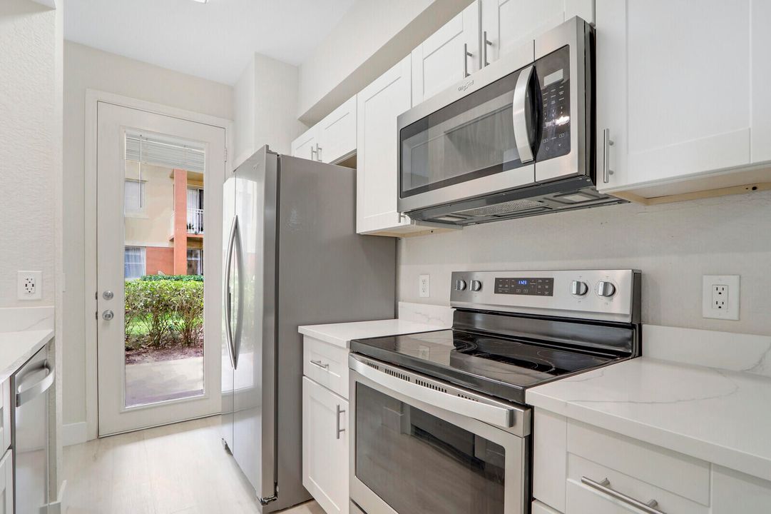 Active With Contract: $2,200 (1 beds, 1 baths, 815 Square Feet)