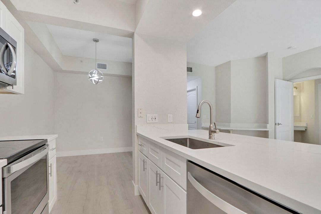 Active With Contract: $2,200 (1 beds, 1 baths, 815 Square Feet)