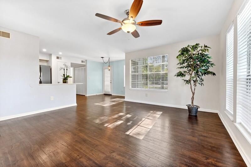 Active With Contract: $2,395 (2 beds, 2 baths, 978 Square Feet)